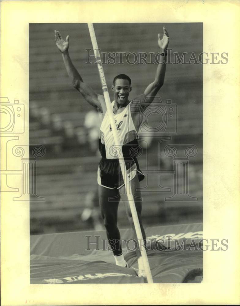 1993 Press Photo Chris Huffins of California clears pole vault at NCAA track- Historic Images