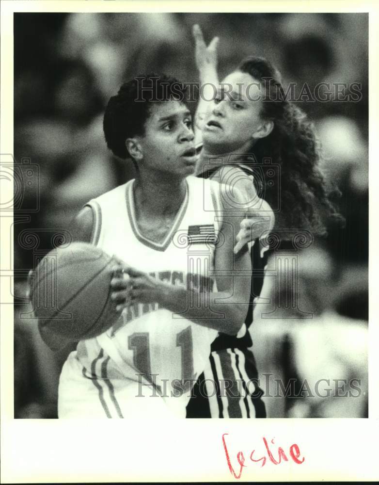 1991 Press Photo #11 woman&#39;s basketball player drives around defender in game - Historic Images