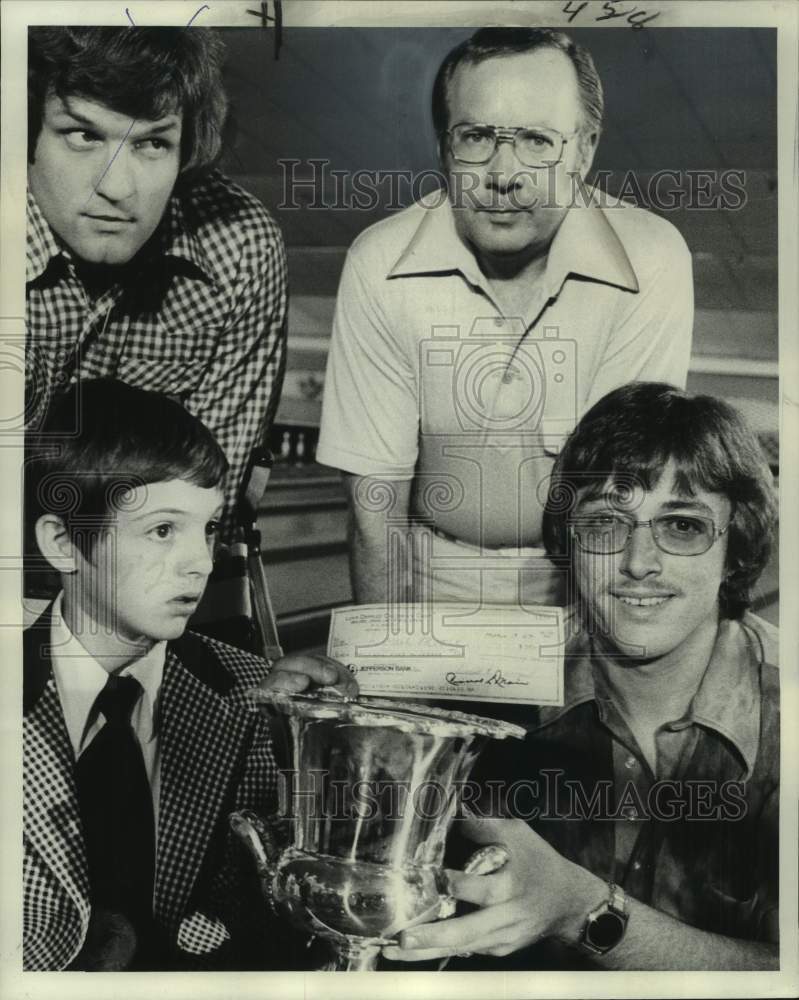 1976 Press Photo Bowler Louie Moore holds check and trophy as top finisher- Historic Images