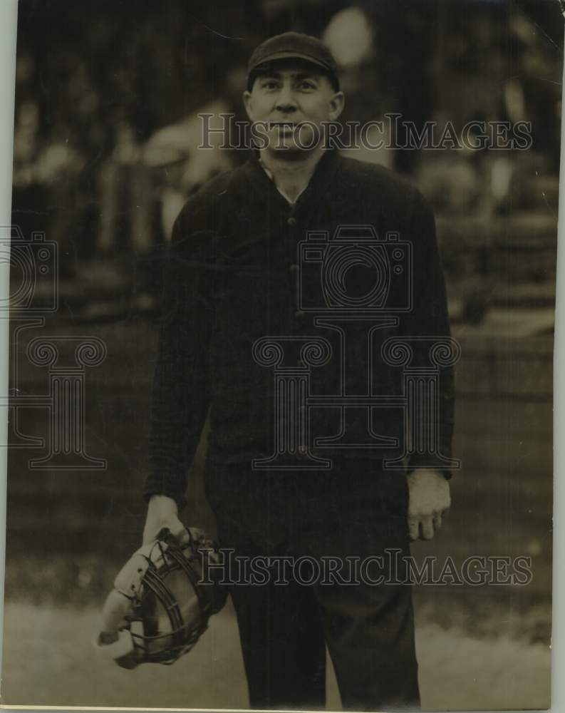 Press Photo Baseball umpire Monk Milazzo holds protective mask in hand for photo - Historic Images