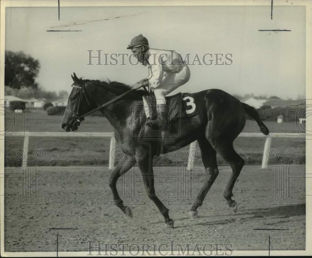 Press Photo Jockey R. L. Baird rides race horse Buzz Buzz on the track - Historic Images