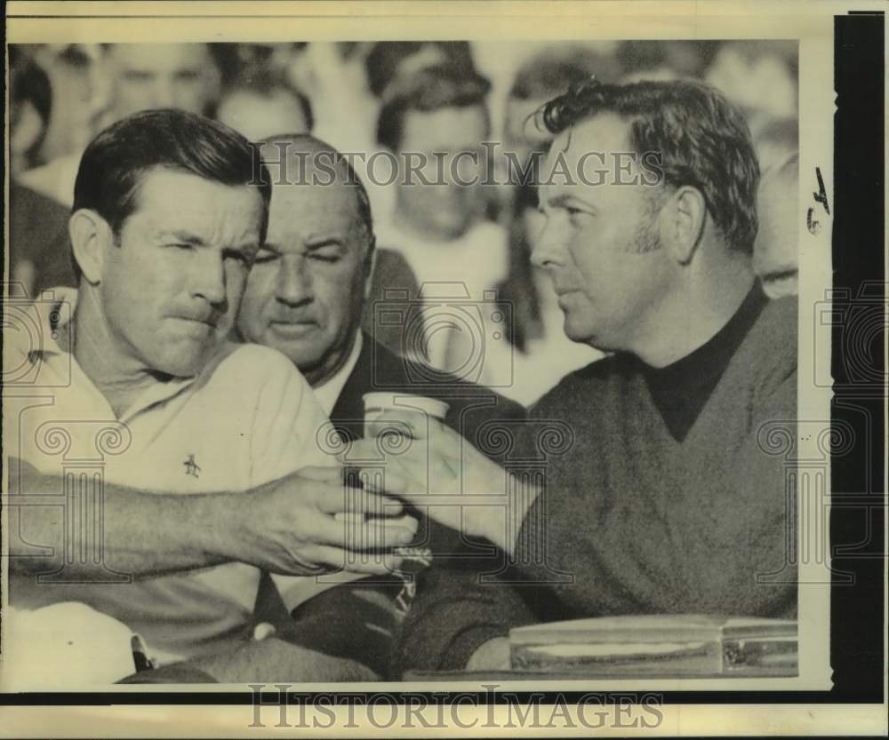 1970 Press Photo Golfer Gene Littler toasts Billy Casper after winning Masters - Historic Images