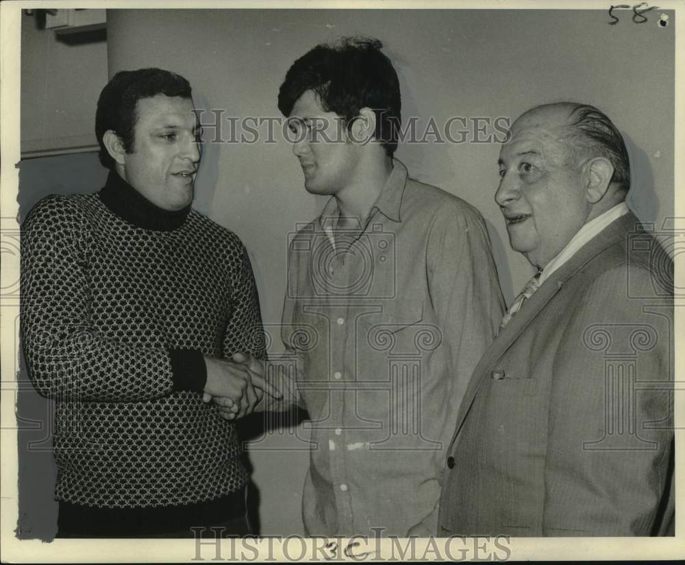 1972 Press Photo Boxers Jose Chirino and Tony Licata with Joe Vella - nos25414 - Historic Images