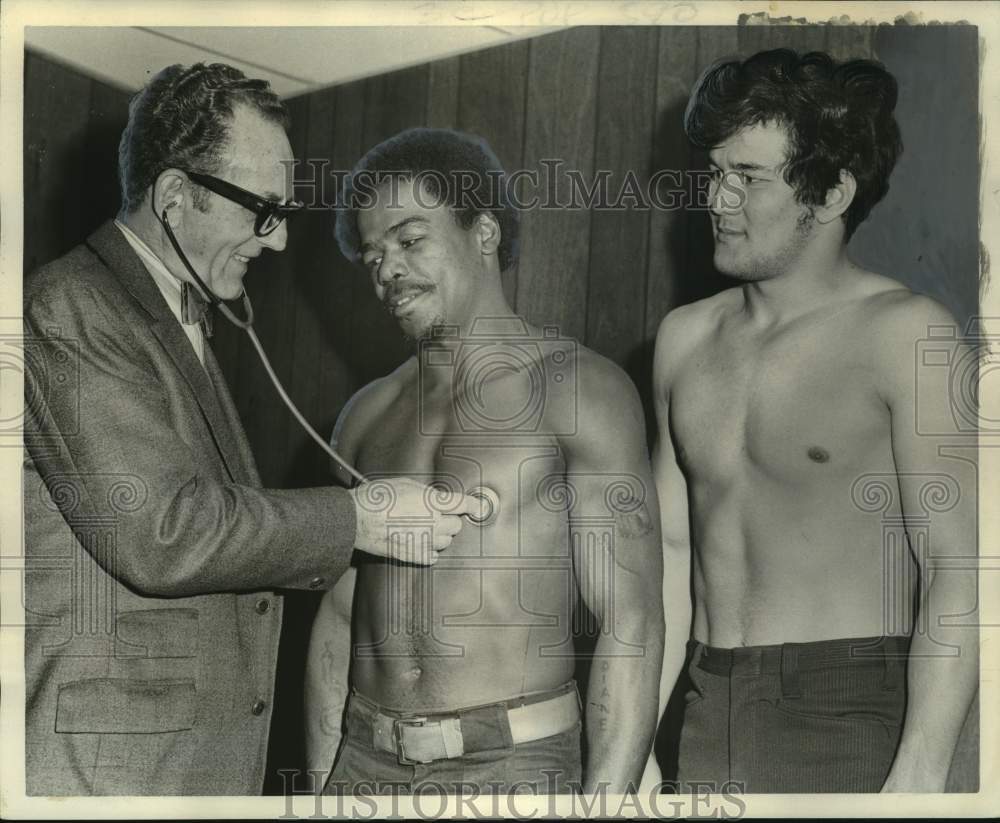 1972 Press Photo Dr. A.J. Italiano with boxers Alvin Phillips, Tony Licata- Historic Images