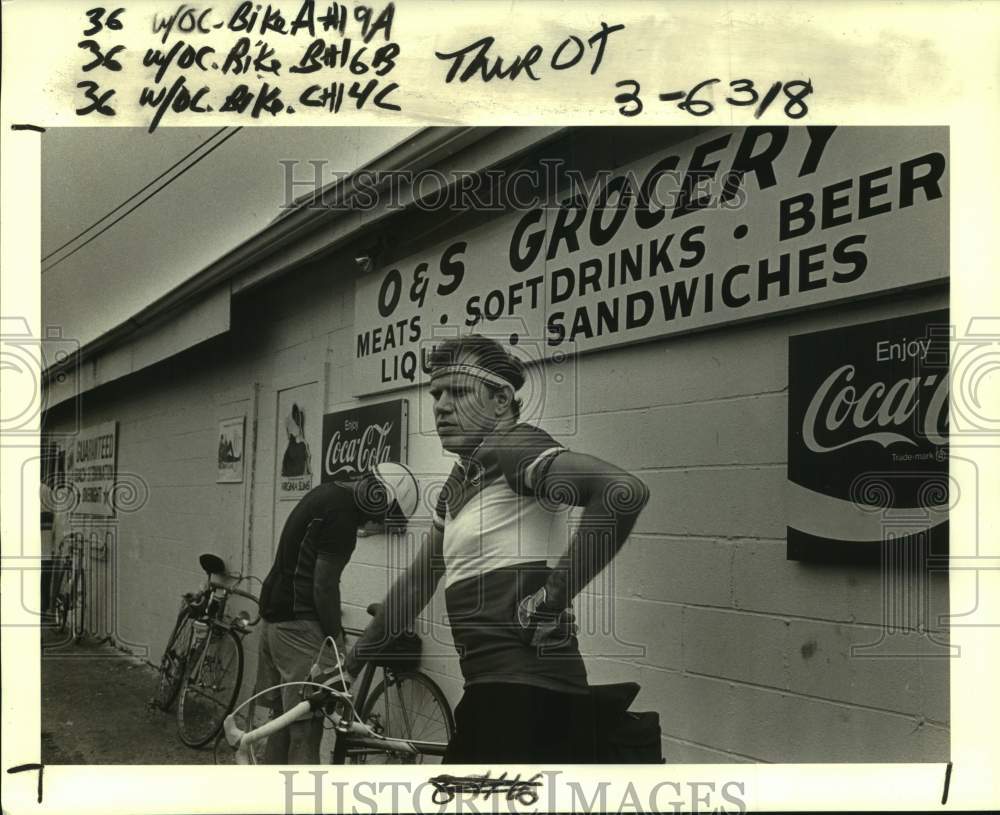 1986 Press Photo Cyclists Bill McIntyre and Ed Cassell in Yscloseky, Lousiana - Historic Images