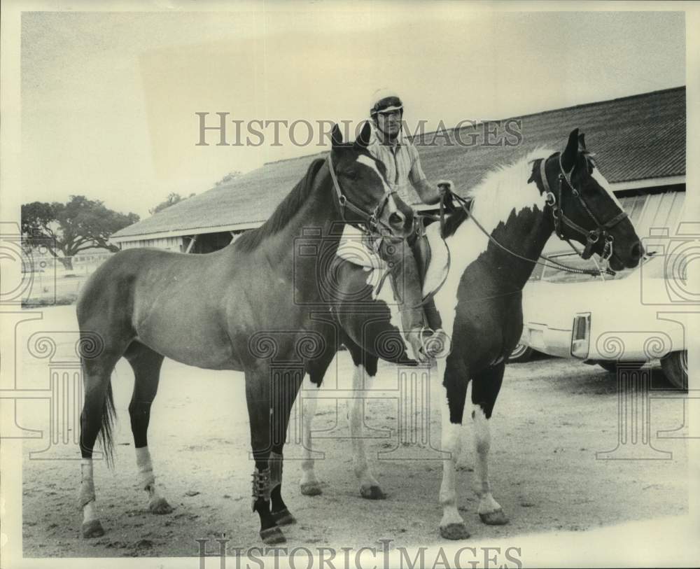 1974 Press Photo Horse Racing- Racehorse Beau Groton with Trainer Frank Combrell - Historic Images