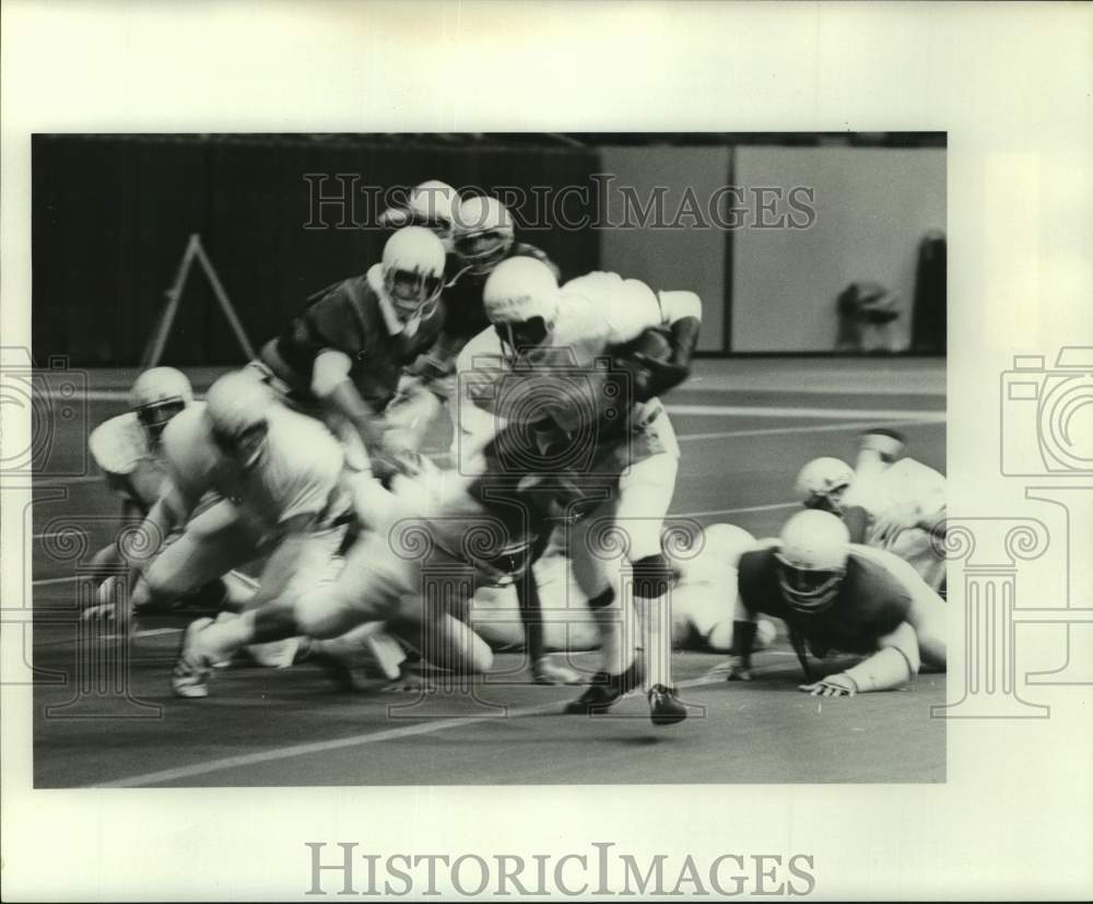 1975 Press Photo Tulane football players practice in the Louisiana Superdome - Historic Images