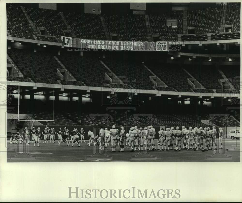 1975 Press Photo Tulane football players practice in the Louisiana Superdome - Historic Images