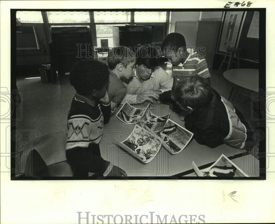 1983 Press Photo New Orleans Saints football player Rich Mauti and students- Historic Images