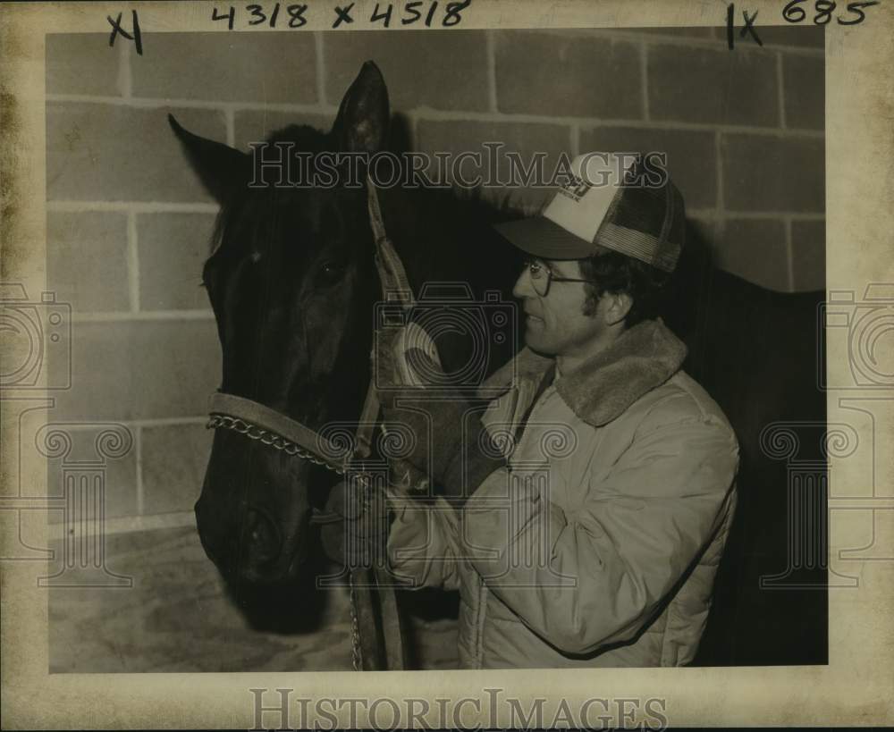 1980 Press Photo Race horse Greenback Gert is groomed by trainer Kelly Broussard - Historic Images