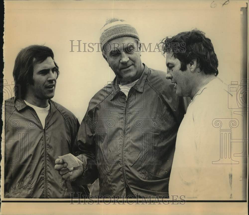 1971 Press Photo Baltimore Colts players with coach Don McCafferty - nos25765- Historic Images