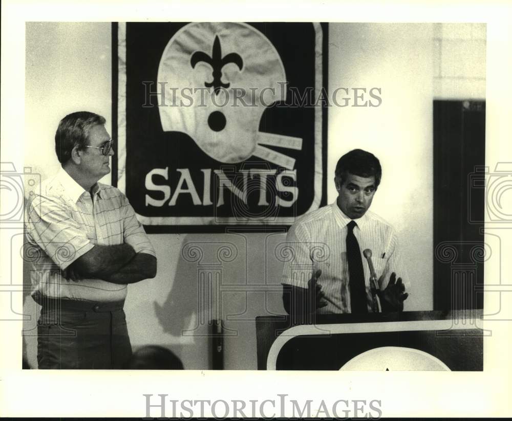 1986 Press Photo Joe Woollery and New Orleans Saints football coach Jim Mora - Historic Images