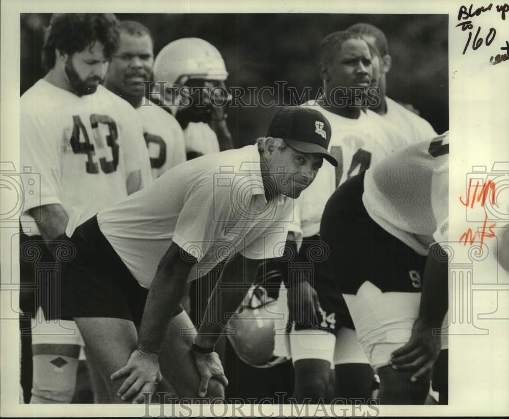 1987 Press Photo New Orleans Saints Jim Mora Watches Rueben Mayes at Mini-Camp- Historic Images