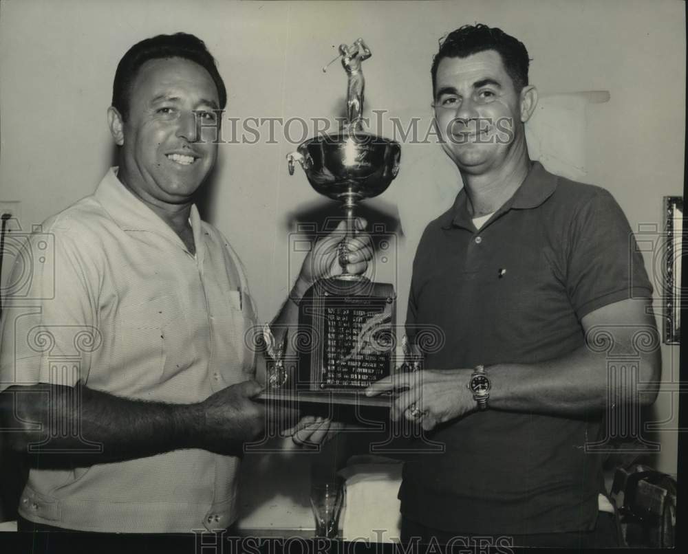 1970 Press Photo Bill Moncrief holds trophy he won at Dawnbusters Golf Club - Historic Images