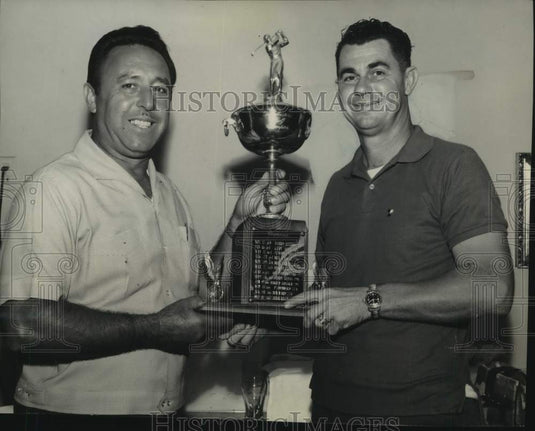 1970 Press Photo Bill Moncrief holds trophy he won at Dawnbusters Golf Club - Historic Images