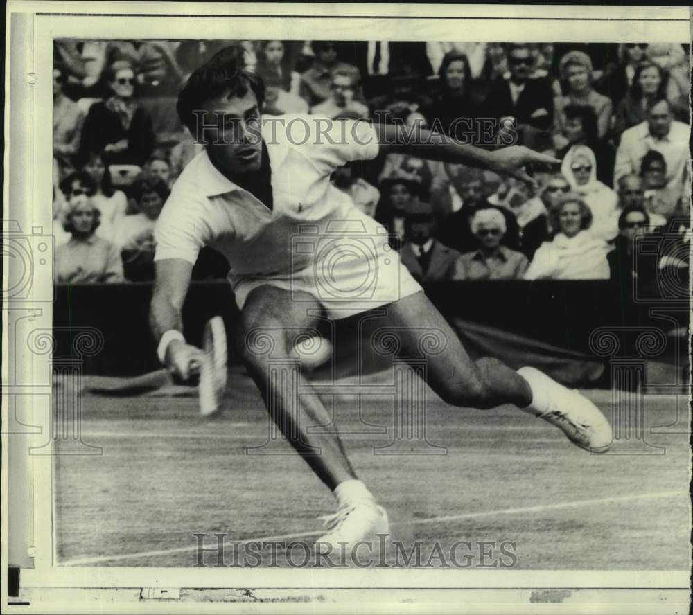 1970 Press Photo Australian tennis player John Newcombe returns a shot in match - Historic Images