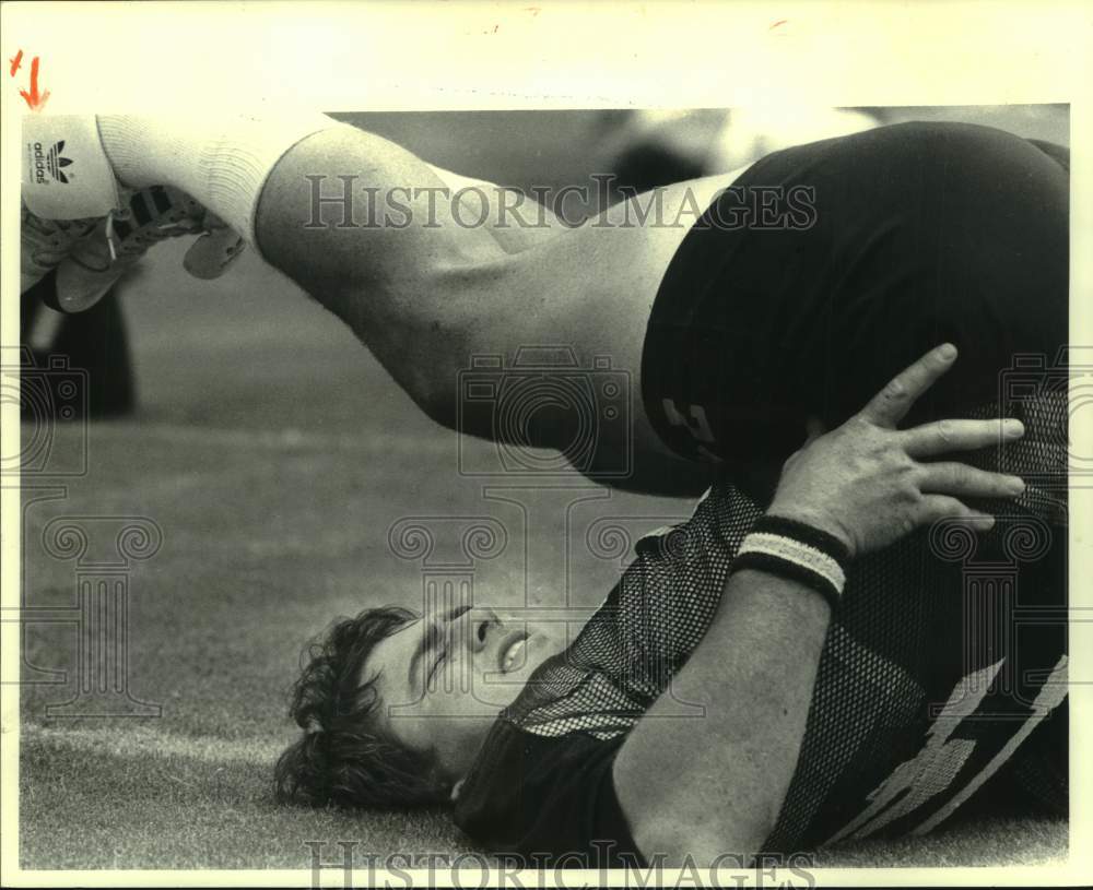 1983 Press Photo New Orleans Saints football player Derland Moores stretches - Historic Images