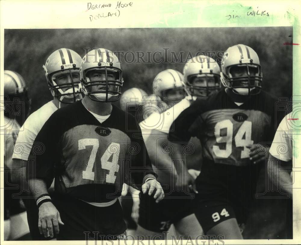 1983 Press Photo New Orleans Saints football player Derland Moore runs with team - Historic Images