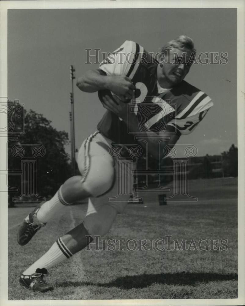 1977 Press Photo Football fullback Mark Nyvall runs with the ball in practice - Historic Images