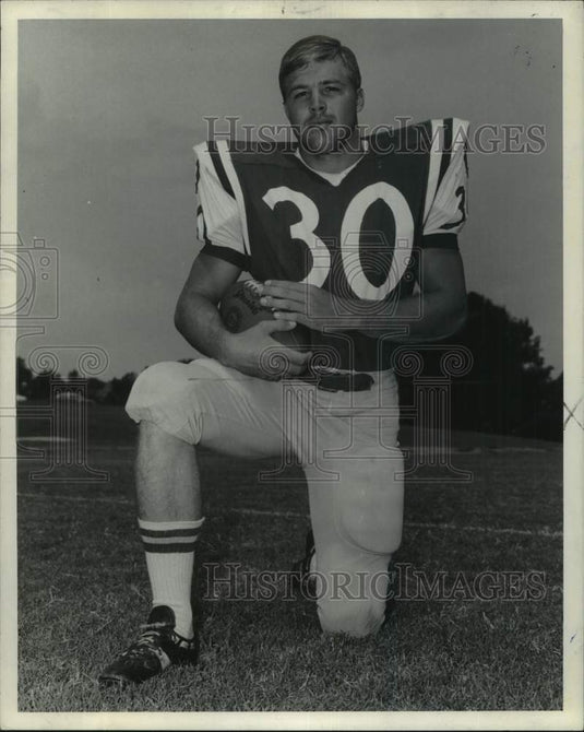 1970 Press Photo Football player Vic Nyvall kneels with the ball for photo - Historic Images