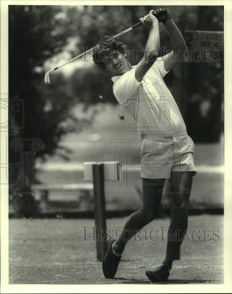 1982 Press Photo Golfer Gary Noto watches his ball after hitting an iron shot - Historic Images