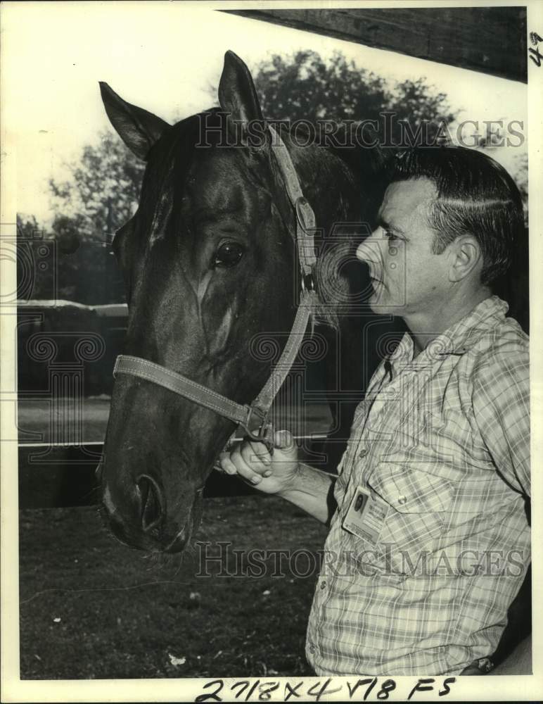 1978 Press Photo Trainer Elridge Hebert looks over race horse Oil Patch Pappa- Historic Images