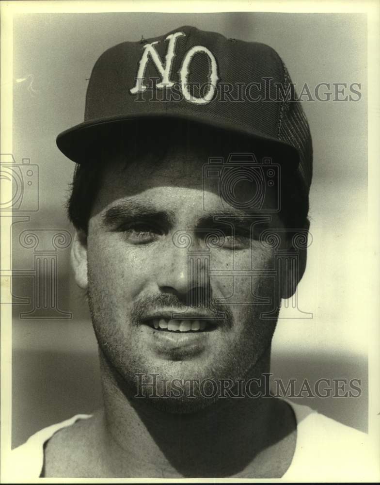 1985 Press Photo Close-up photo of Mark Myers wearing a New Orleans hat - Historic Images