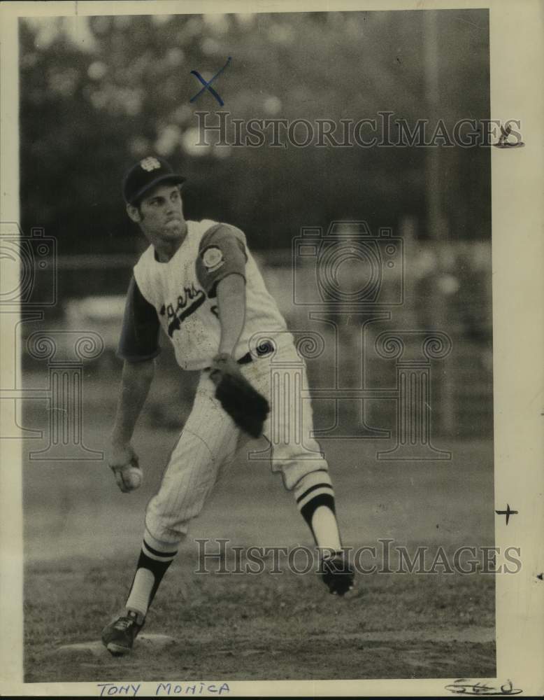 1972 Press Photo Holy Cross baseball pitcher Tony Monica throws from the mound- Historic Images