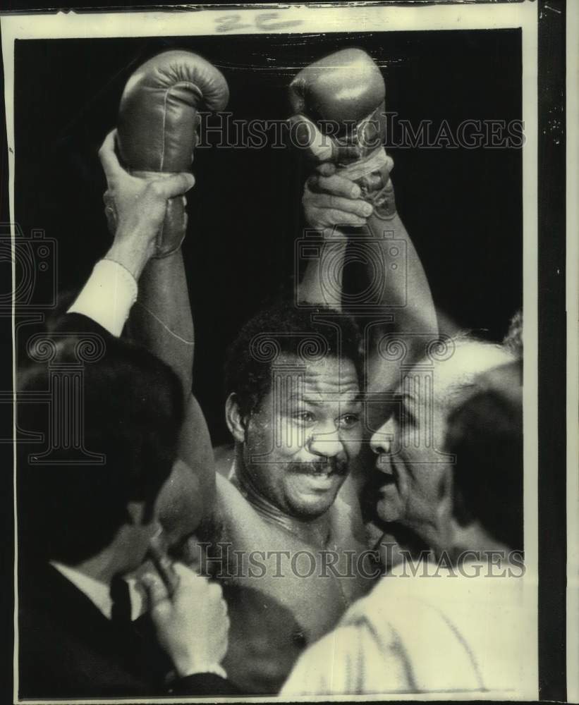 1971 Press Photo Boxer Jose Napoles raises arms in victory at the Forum in CA- Historic Images