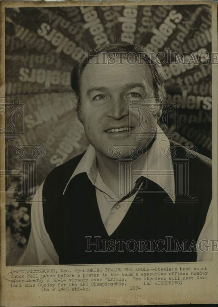 1974 Press Photo Pittsburgh Steelers football coach Chuck Noll poses f ...