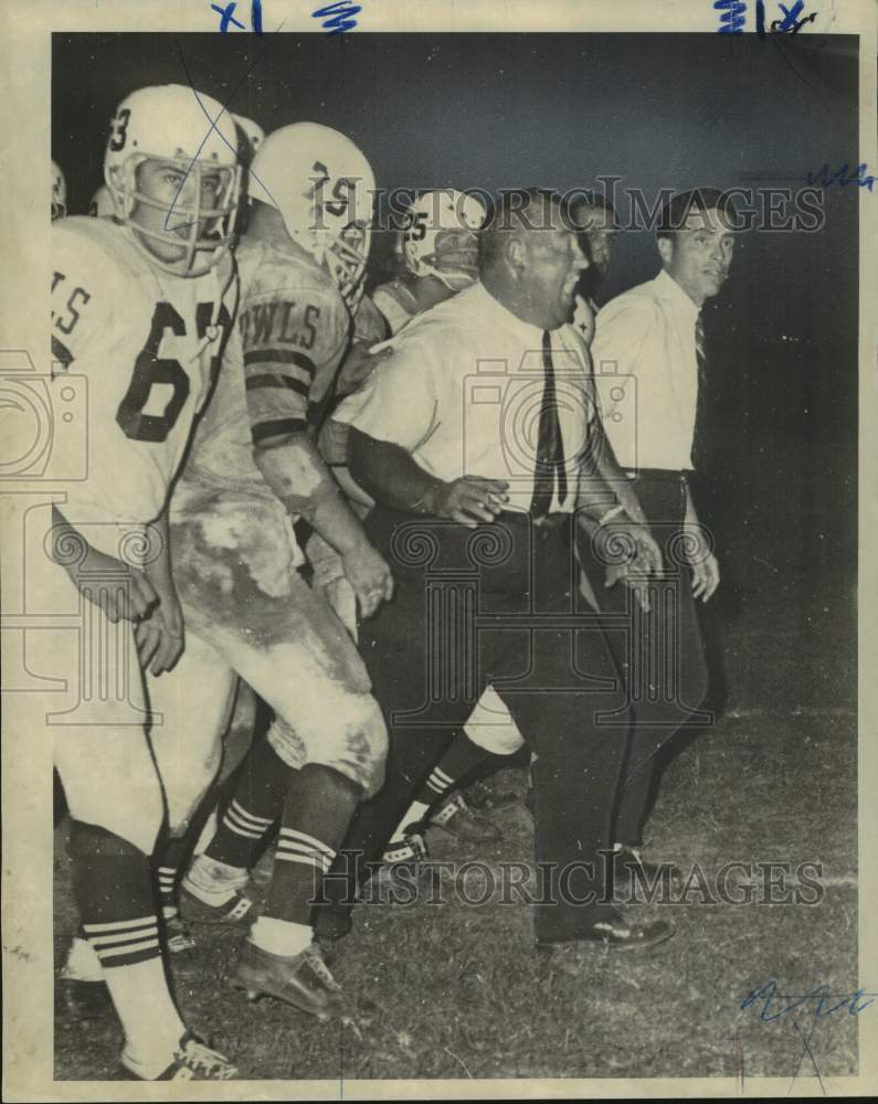 1968 Press Photo St. Aloysius High Football coach Bobby Nuss in victory moment - Historic Images