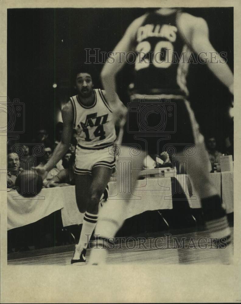 1975 Press Photo New Orleans Jazz basketball player Louie Nelson dribbles ball- Historic Images