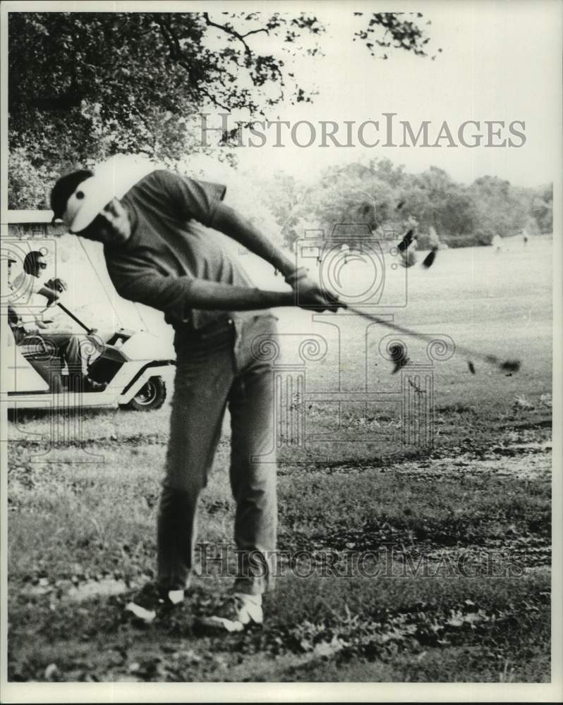 1969 Press Photo A golfer chips out under a tree in New Orleans Golf Association- Historic Images