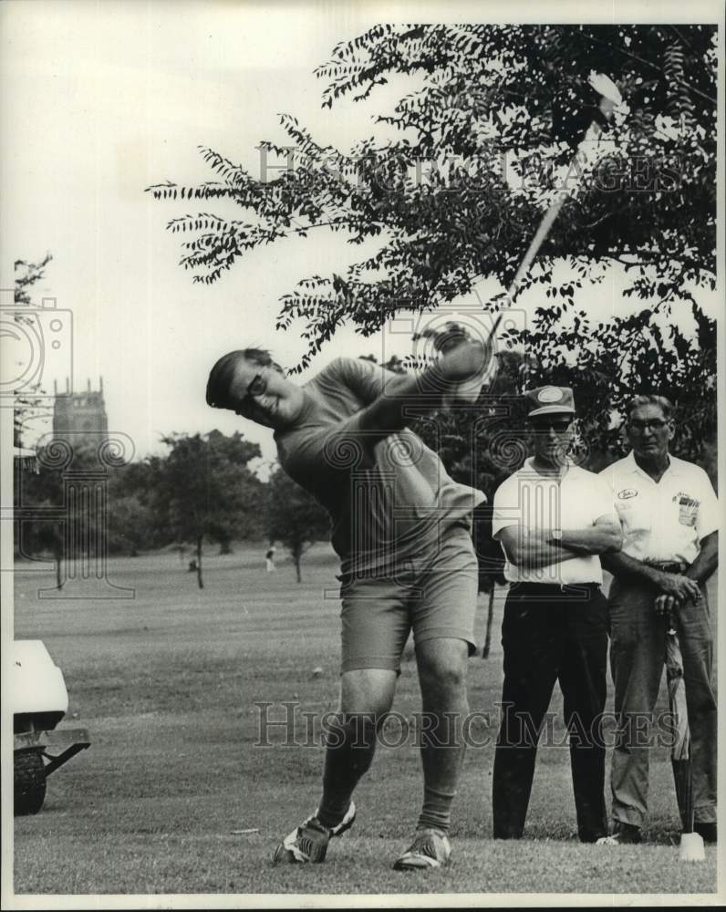 1969 Press Photo Larry Griffin swings iron in New Orleans Golf Association match - Historic Images