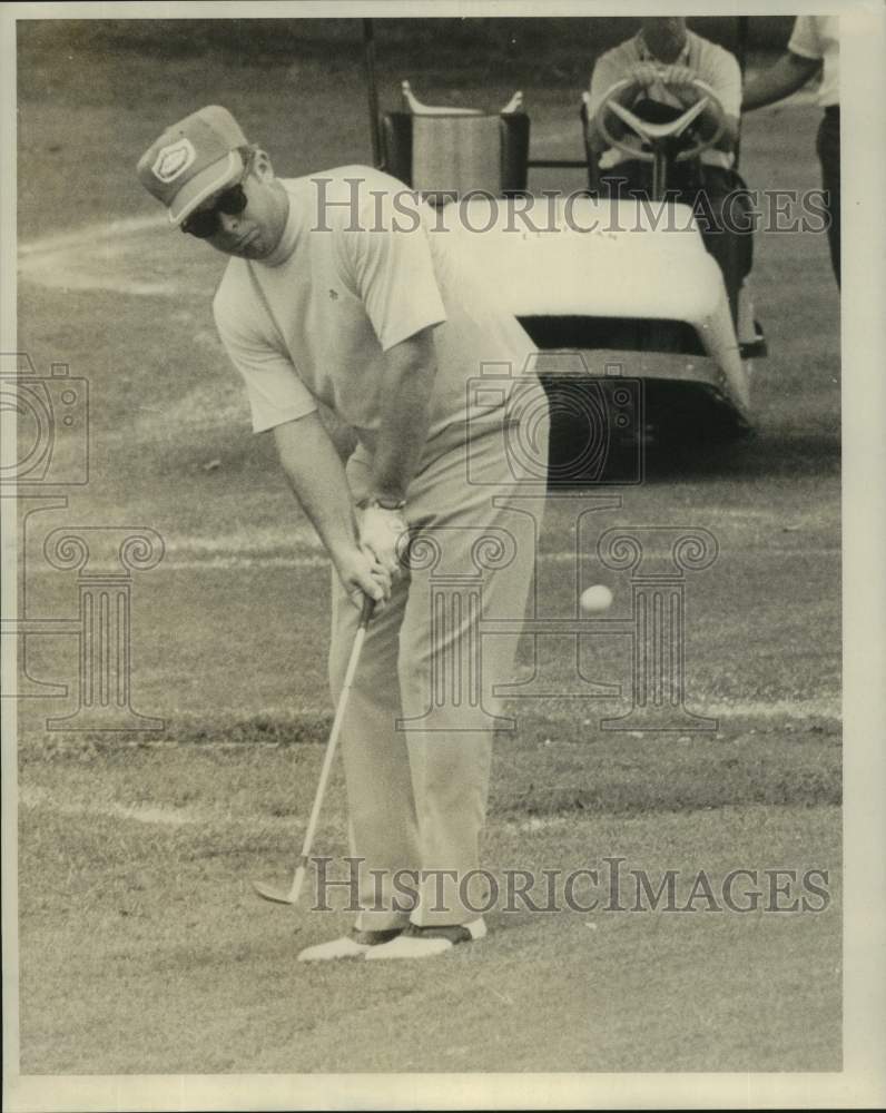 1969 Press Photo Mr O'Connell hits shot in New Orleans Golf Association match- Historic Images