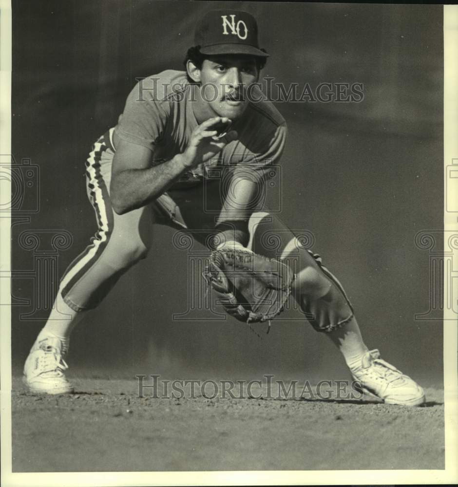 1987 Press Photo U of New Orleans baseball shortstop Rouglas Odor ready to field- Historic Images