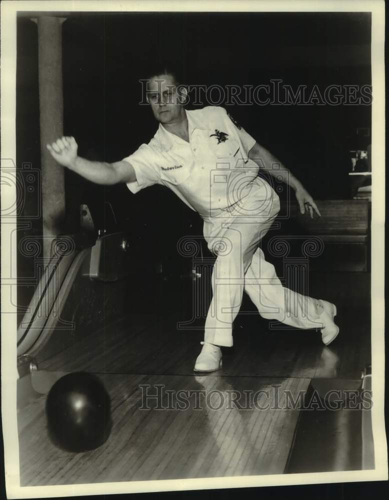 1958 Press Photo Pro Bowler Chuck O&#39;Donnell with the Budweiser team, throws ball - Historic Images