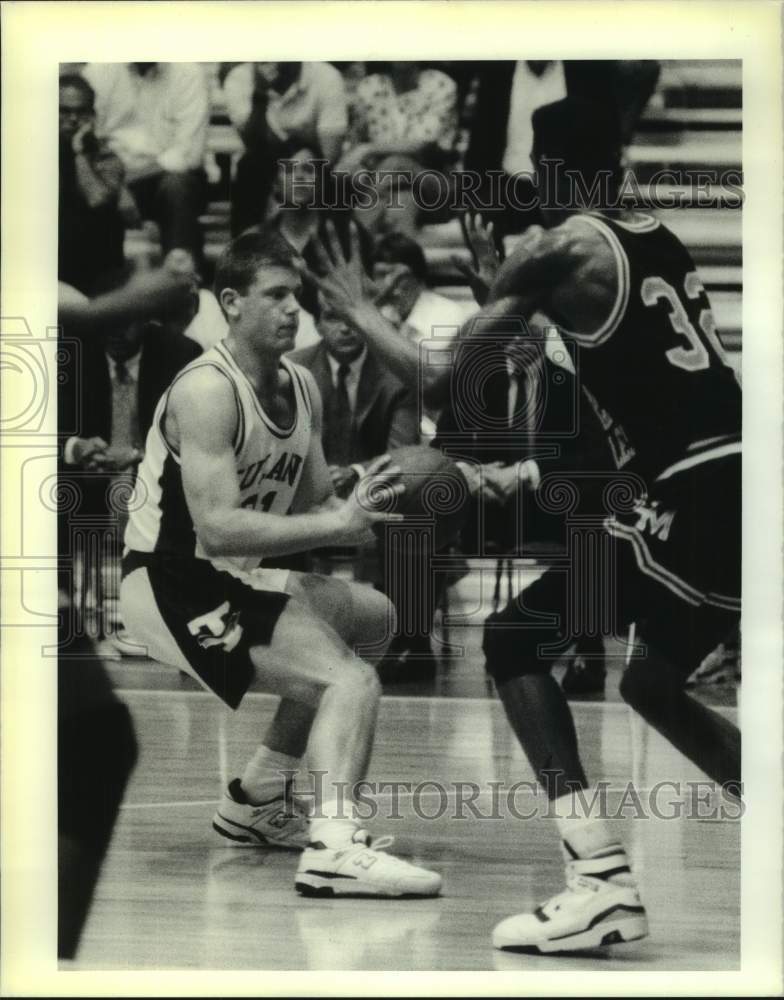 1990 Press Photo Tulane basketball player Carter Nichols battles defender - Historic Images