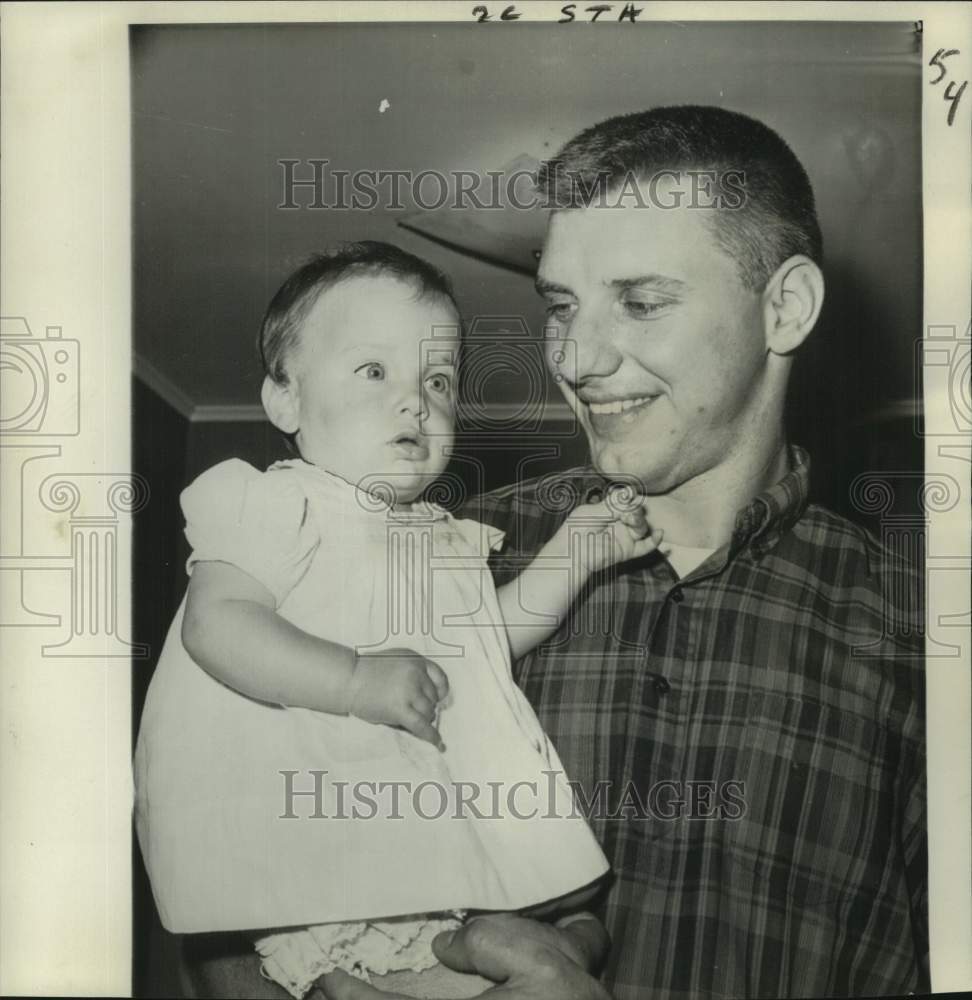 1962 Press Photo Olympic discus thrower Al Oerter holds his daughter Gabrielle - Historic Images