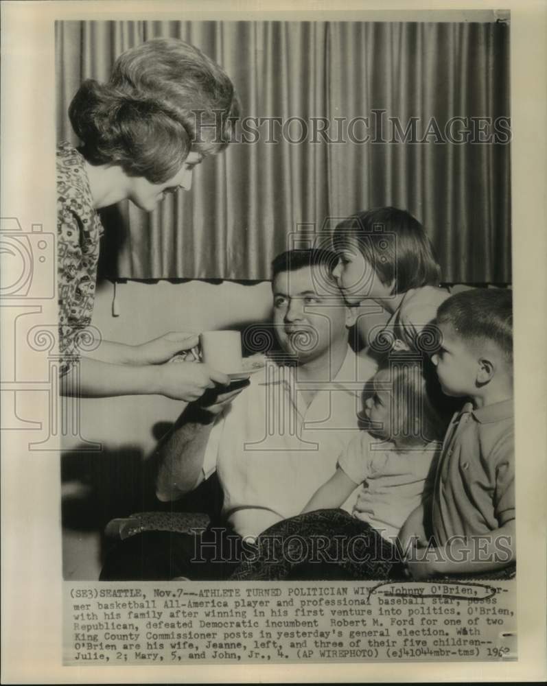 1962 Press Photo Athlete and politician Johnny O&#39;Brien and family - nos26238-Historic Images