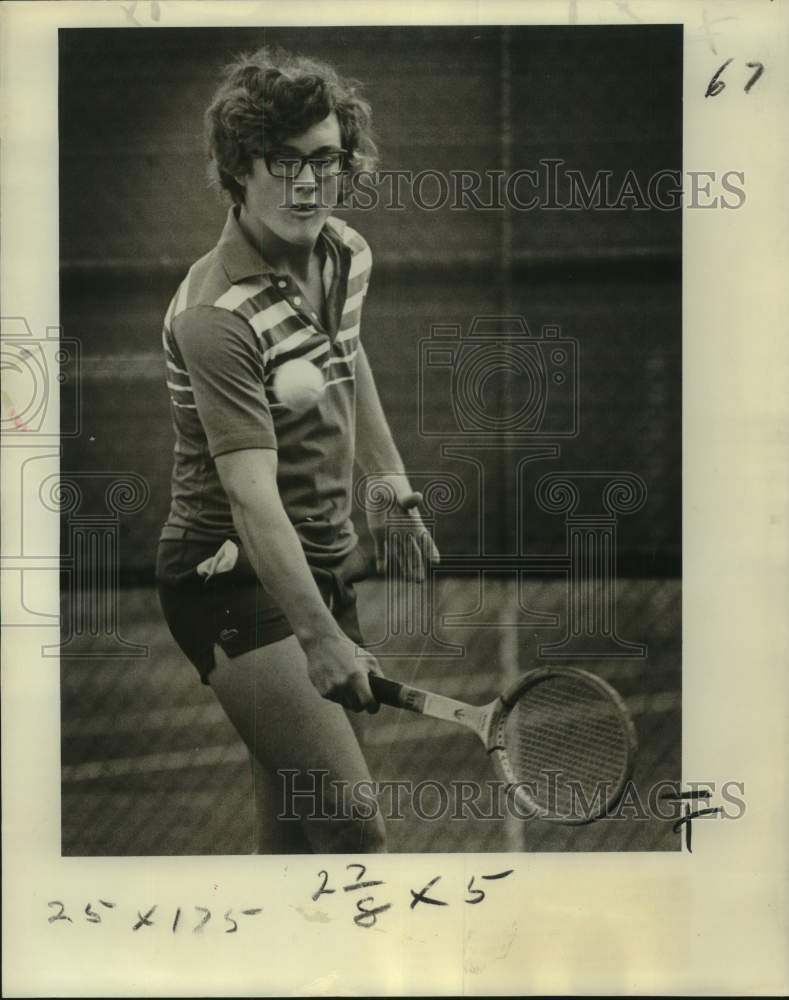 1977 Press Photo Tennis player John Palmer returns a shot in a match - nos26277- Historic Images