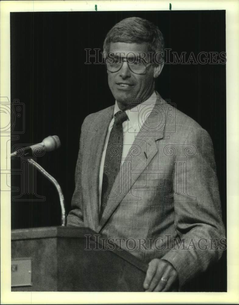 1989 Press Photo New Orleans Saints football coach Jim Mora talks at seminar - Historic Images