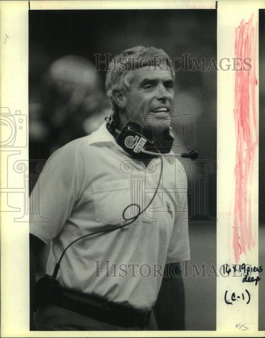 1989 Press Photo New Orleans Saints football head coach Jim Mora watches in game - Historic Images