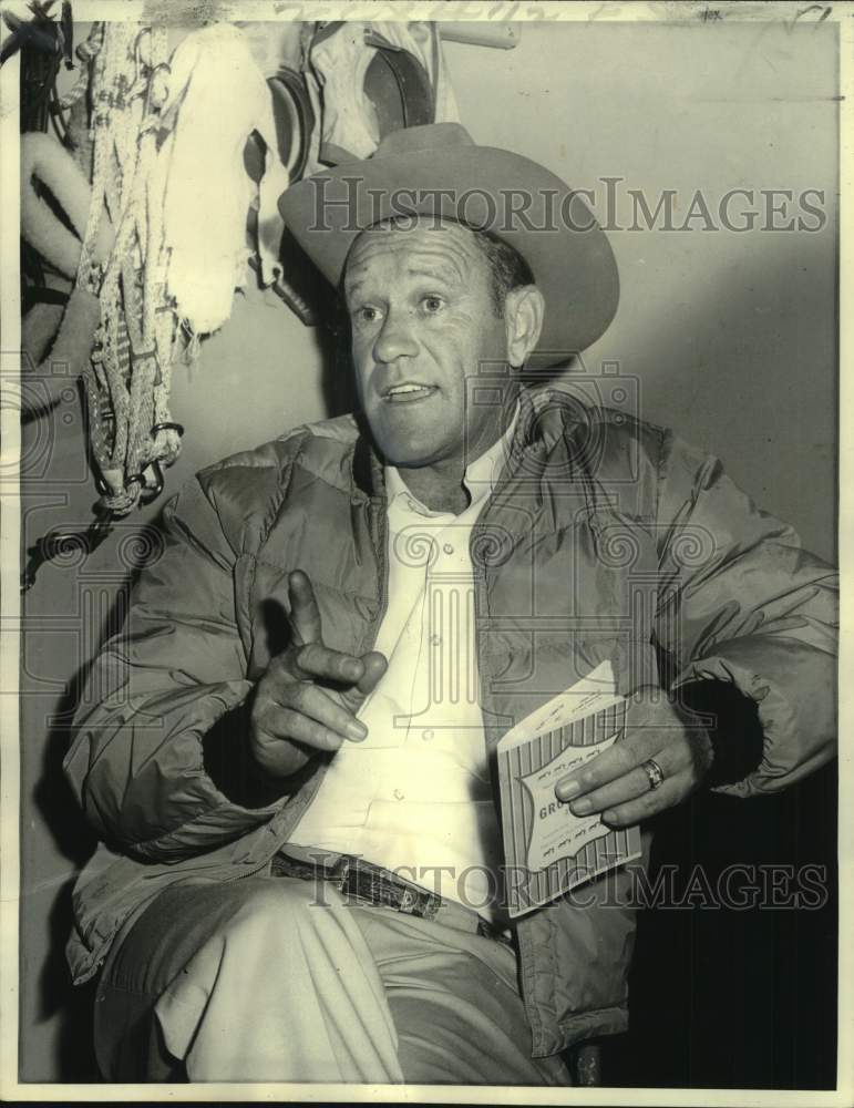 1970 Press Photo Race horse trainer John Otis Meaux gestures while talking - Historic Images