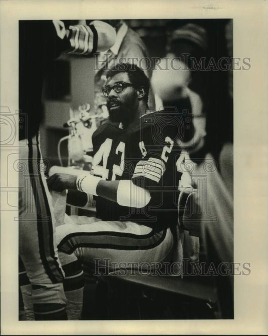 1988 Press Photo New Orleans Saints football player Chuck Muncie sits on bench - Historic Images