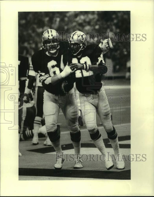 1980 Press Photo New Orleans Saints football player Chuck Muncie hugged by