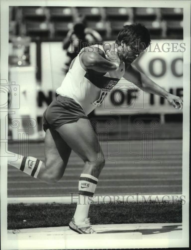 1984 Press Photo Shut-putter Dave Laut winds up to toss the ball in competition - Historic Images