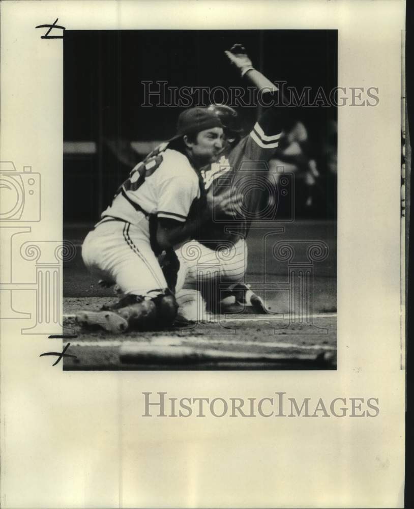 1977 Press Photo New Orleans Pelican baseball catcher Tommy Harmon applies tag- Historic Images