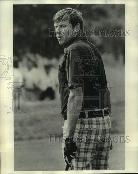 1975 Press Photo Golfer Peter Oosterhuis looks around at Greater New Orleans- Historic Images