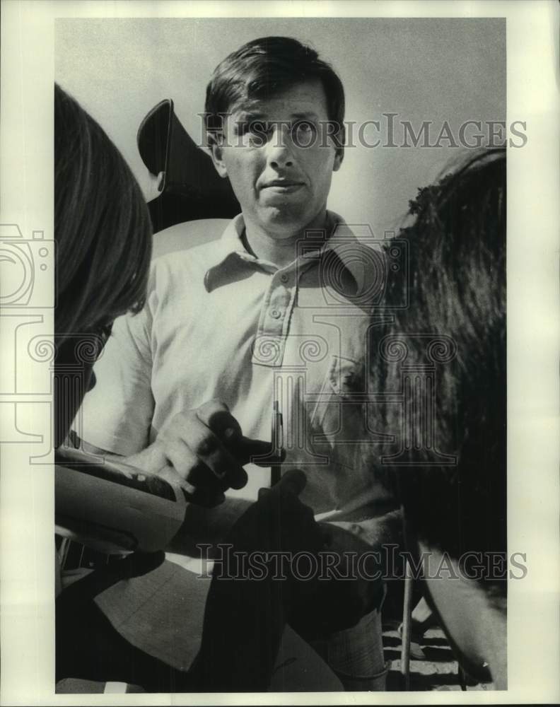 1975 Press Photo Golfer Peter Oosterhuis signs autographs at New Orleans Open- Historic Images